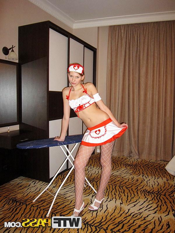 16P Vera, une amatrice, pose dans une tenue d'infirmière coquine avant une relation sexuelle en POV.