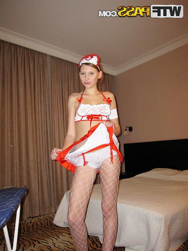 16P Vera, une amatrice, pose dans une tenue d'infirmière coquine avant une relation sexuelle en POV.