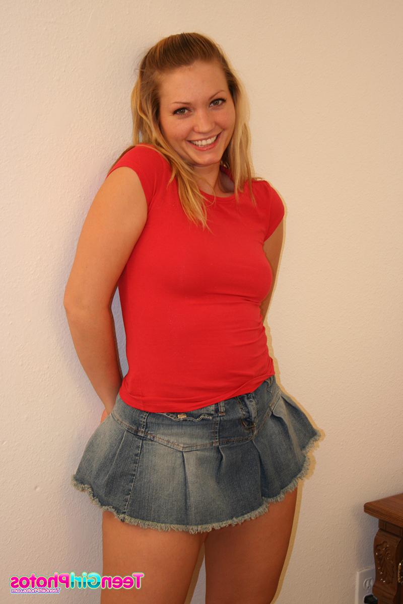 15P Die heiße Amateur-Rothaarige Angelina zeigt ihren Rock ohne Höschen und spreizt ihre Muschi