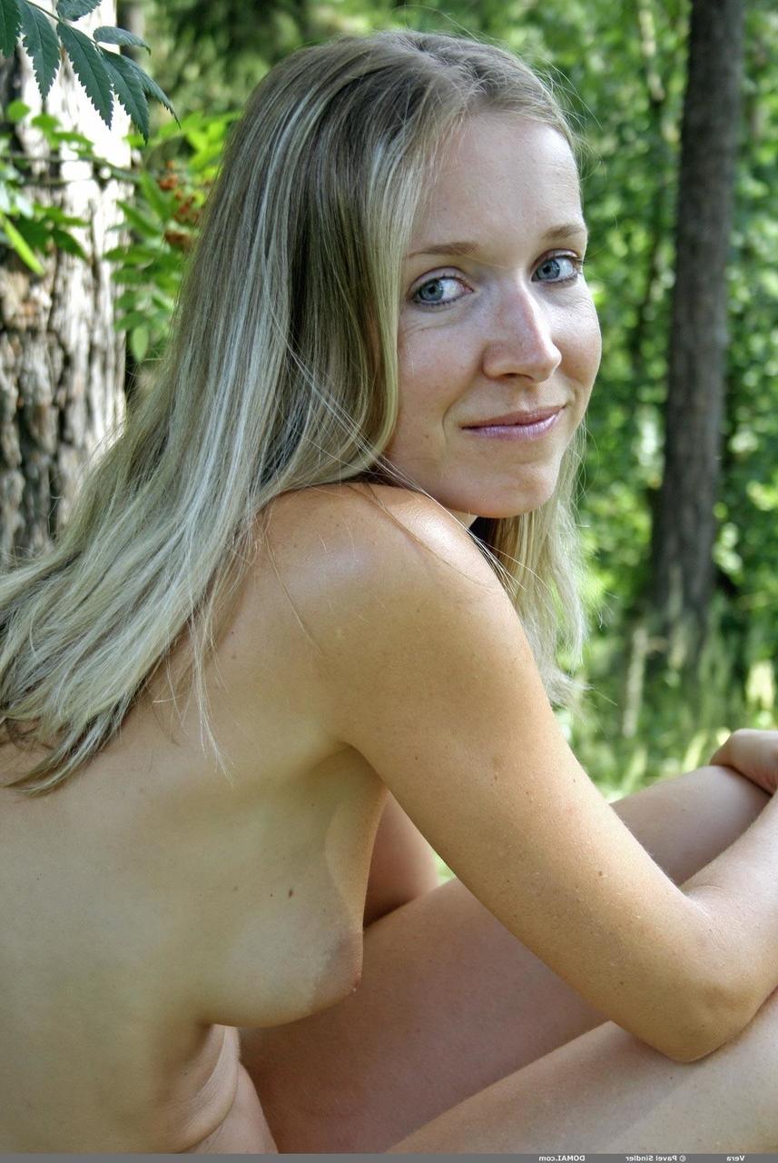 20P A gata nua Vera mostra seus mamilos inchados e sua bunda grande ao ar livre