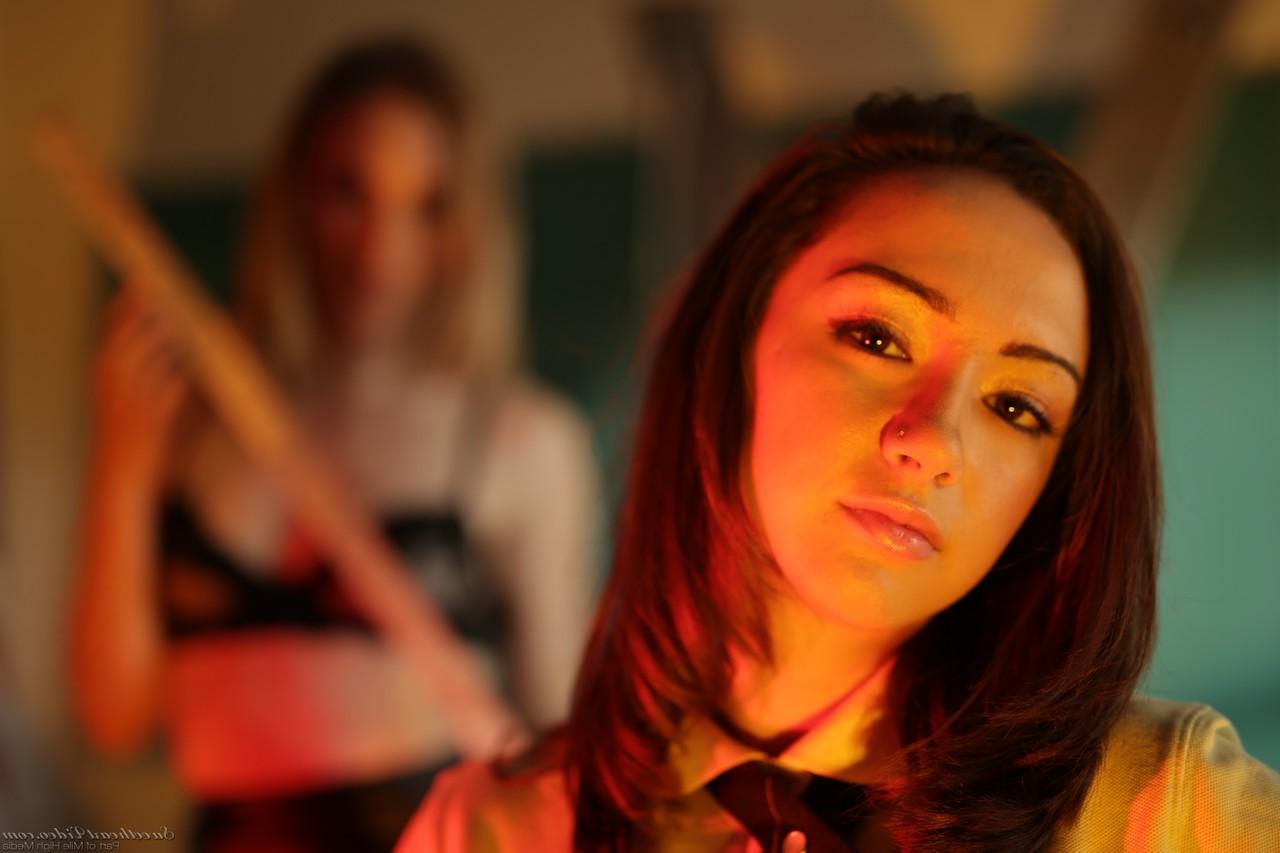 20P Das Schulmädchen Lily Jordan wird von Mona Wales mit Spanking und Facesitting bestraft
