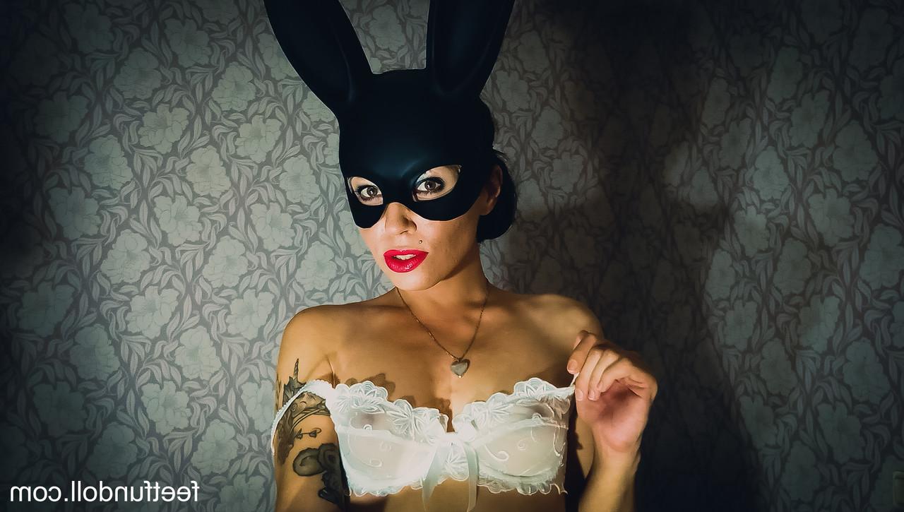 15P Glamorous doll in a bunny mask Lisa Dove gets topless in a cosplay solo
