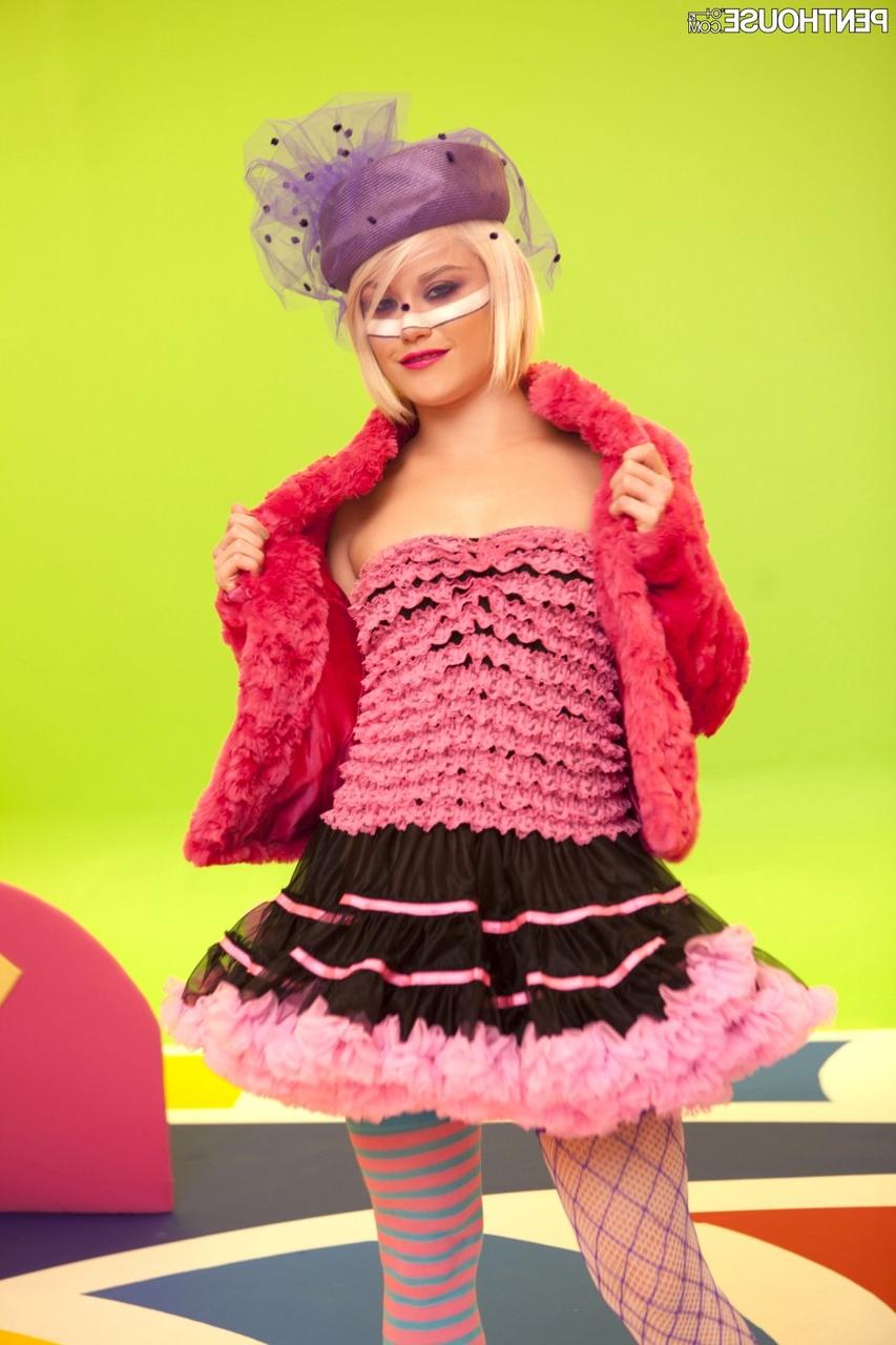 17P Boneca com meias coloridas Ash Hollywood chupa pau e bolas antes de fazer sexo
