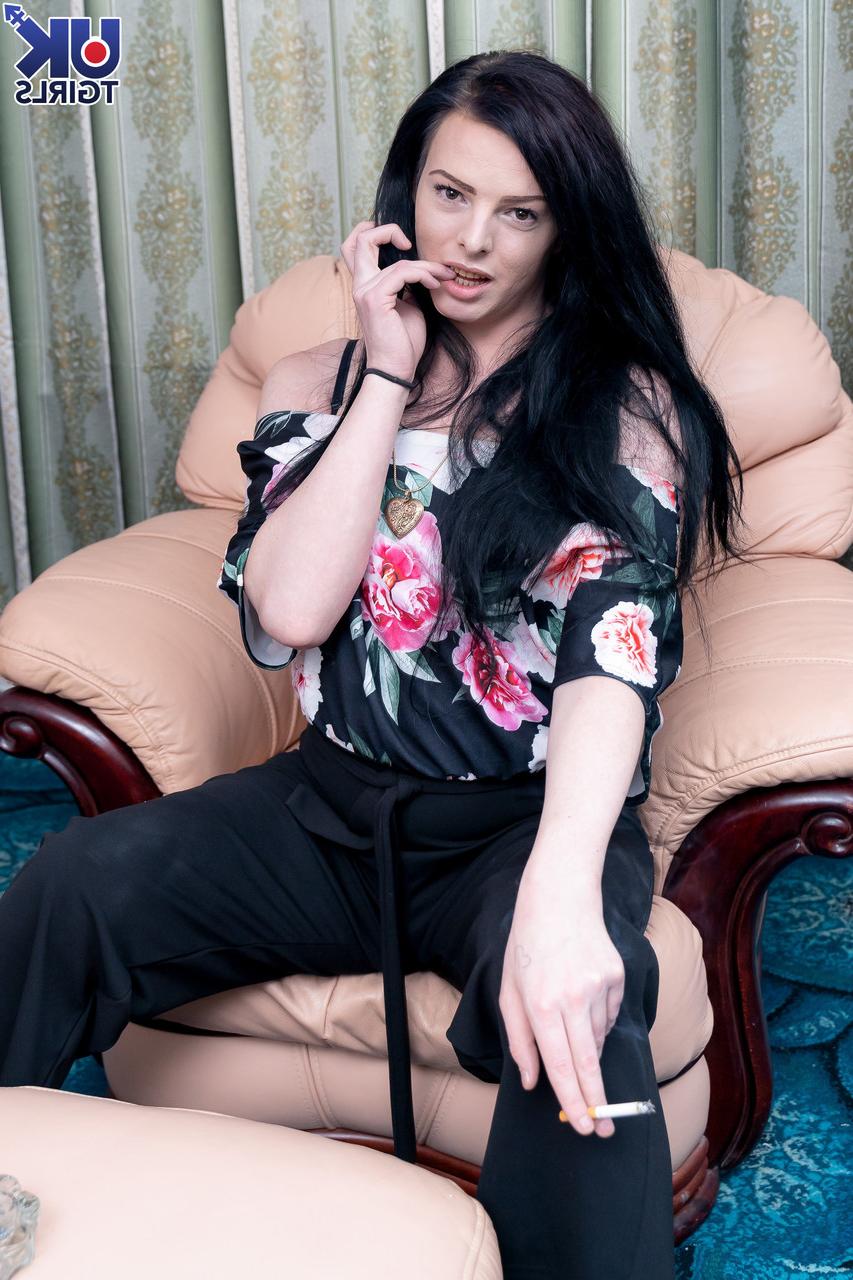16P A travesti gostosa Jennifer Jay XXX sacode seu pau ereto depois de um strip-tease sexy