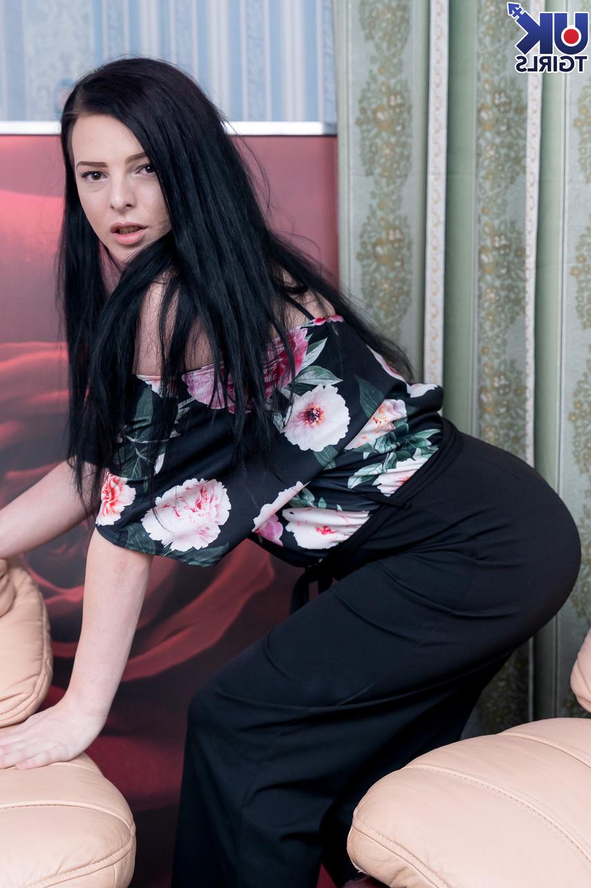 16P A travesti gostosa Jennifer Jay XXX sacode seu pau ereto depois de um strip-tease sexy