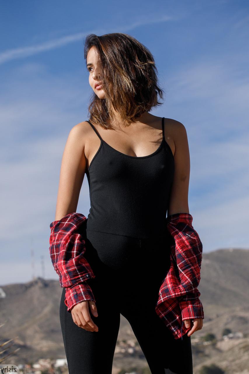 12P La pequeña latina Alejandra Cobos posa con pantalones ajustados y camisa en público