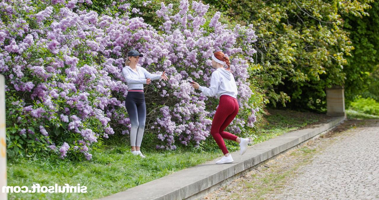 20P Versaute Freundinnen haben nach dem Training einen sinnlichen oralen Dreier mit einem Mann