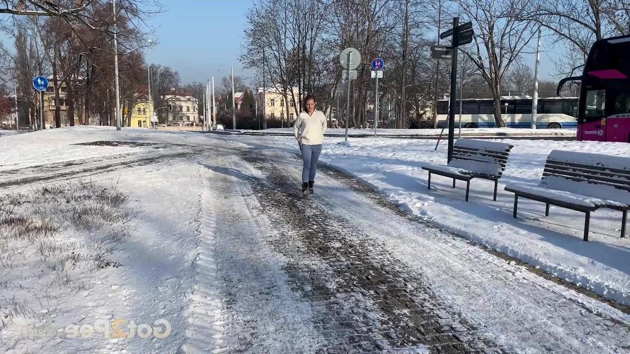 15P A branquinha Juliia mija em um caminho coberto de neve durante o dia