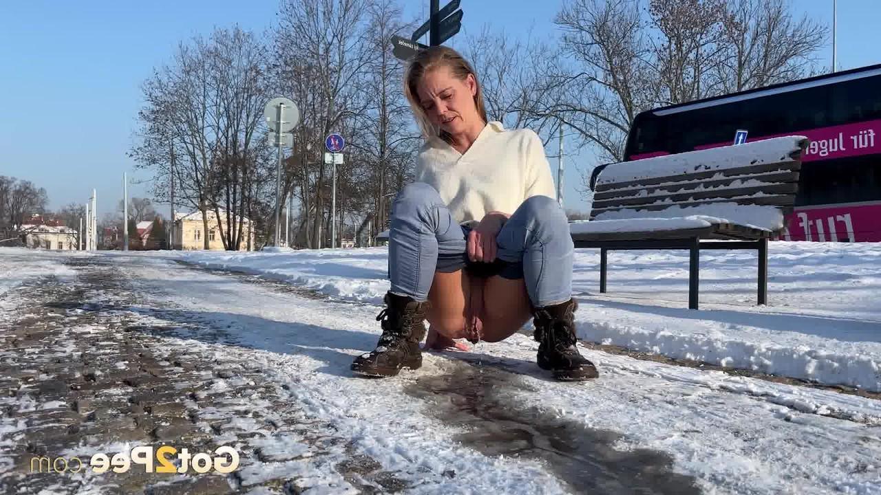 15P A branquinha Juliia mija em um caminho coberto de neve durante o dia
