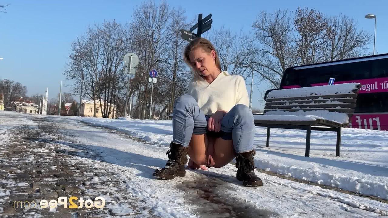 15P A branquinha Juliia mija em um caminho coberto de neve durante o dia