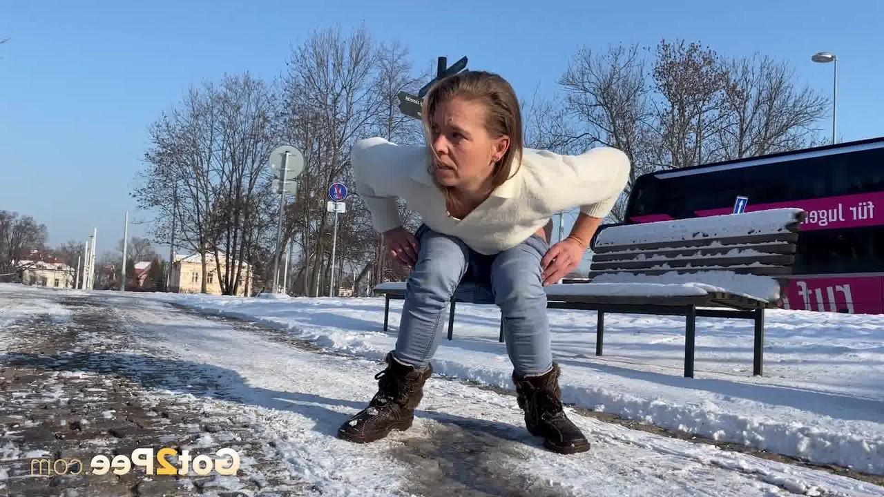 15P A branquinha Juliia mija em um caminho coberto de neve durante o dia