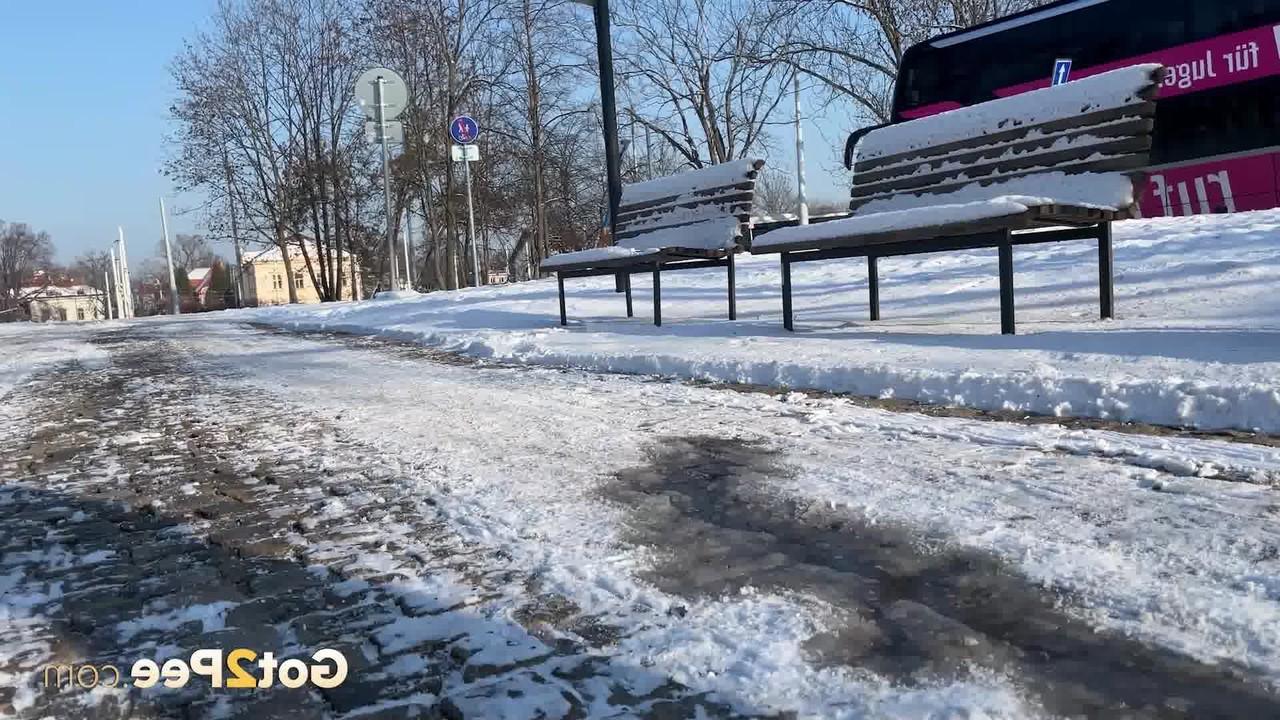 15P A branquinha Juliia mija em um caminho coberto de neve durante o dia