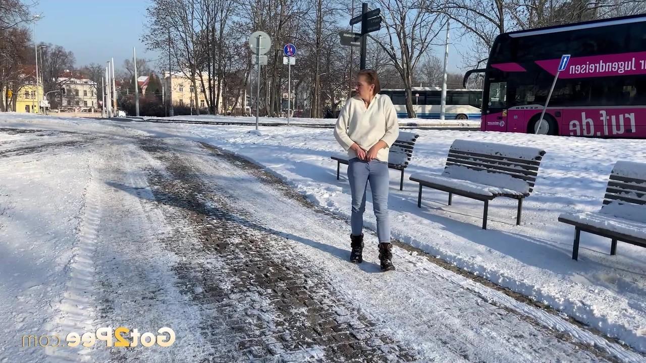 15P A branquinha Juliia mija em um caminho coberto de neve durante o dia