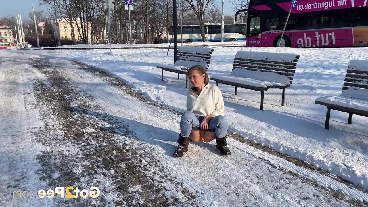 15P A branquinha Juliia mija em um caminho coberto de neve durante o dia