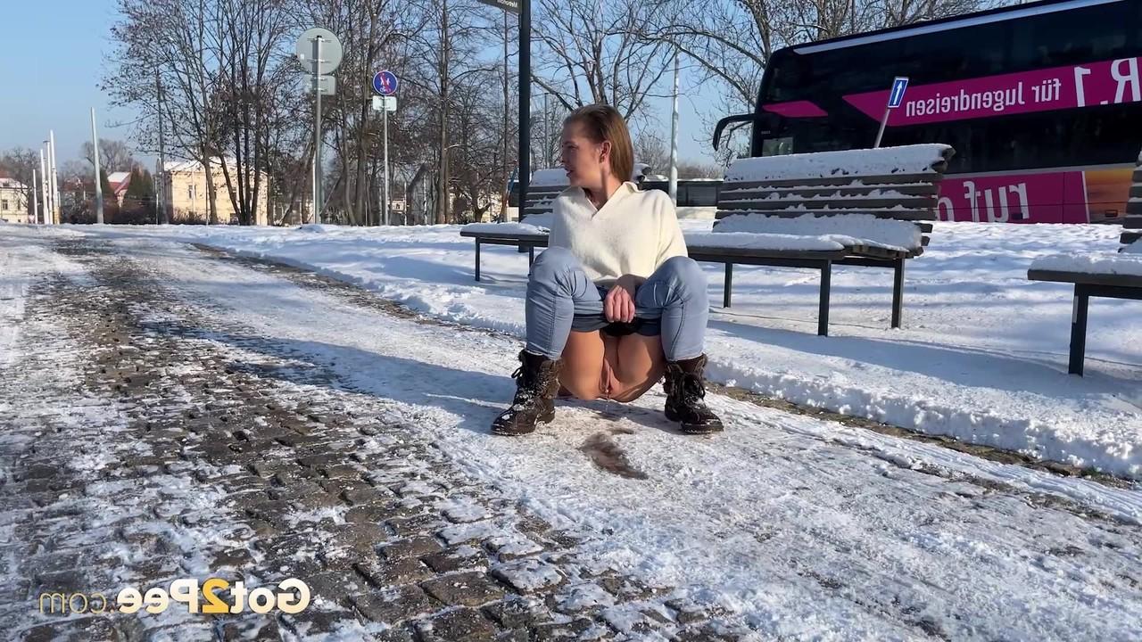 15P A branquinha Juliia mija em um caminho coberto de neve durante o dia