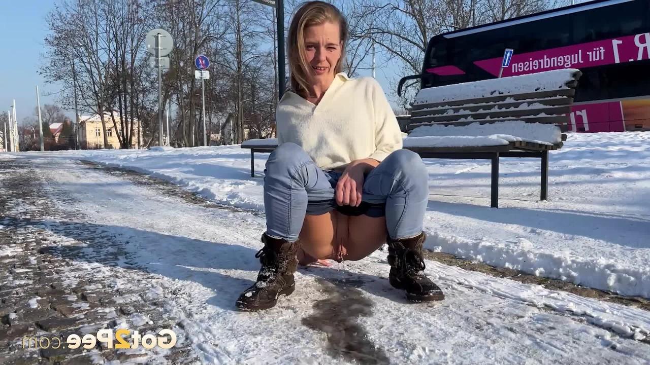 15P A branquinha Juliia mija em um caminho coberto de neve durante o dia