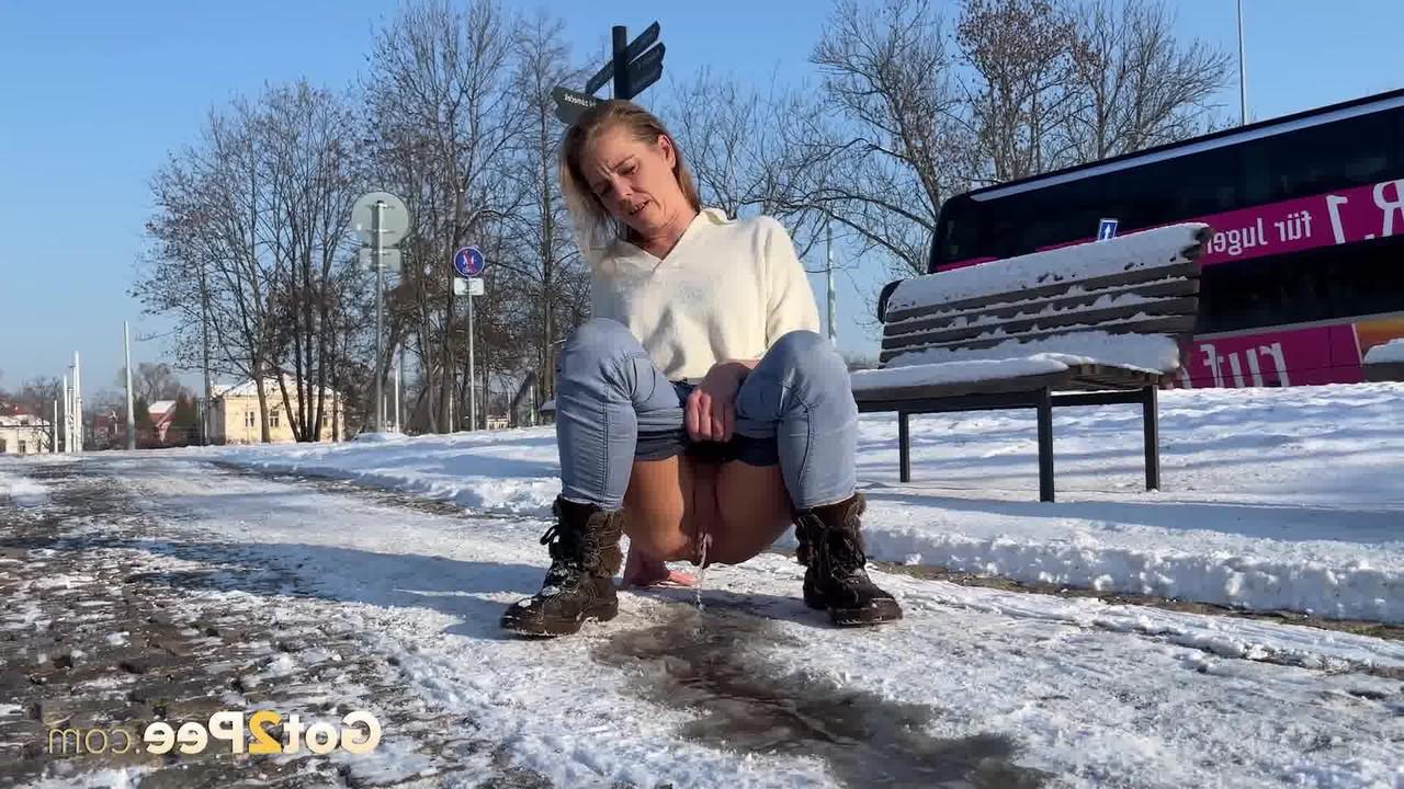 15P A branquinha Juliia mija em um caminho coberto de neve durante o dia