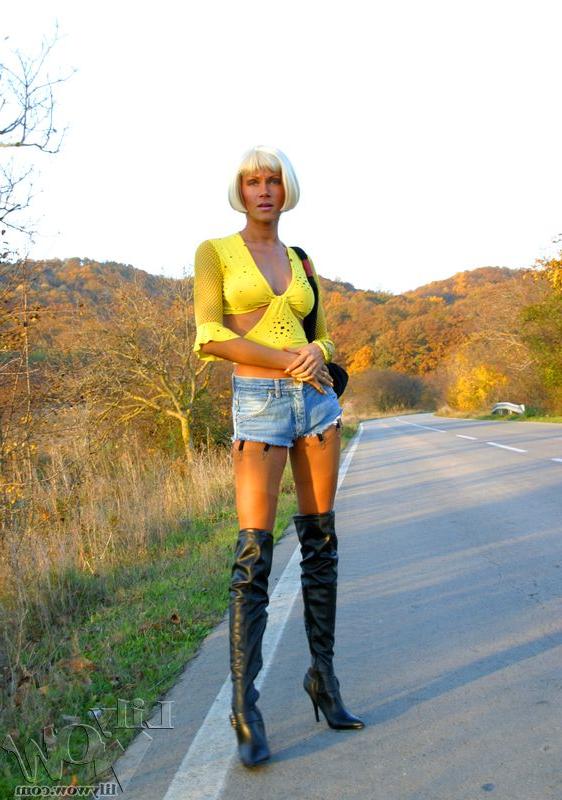 12P A loira gostosa Lily Wow vai pegar carona em uma estrada com botas de cano alto