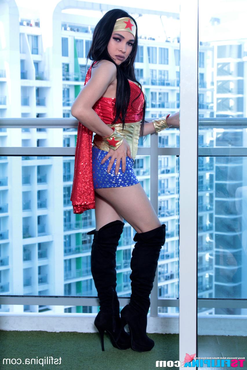 15P Travesti gostosa TS Filipina brinca com seu buraco de amor anal enquanto exibe sua bunda grande