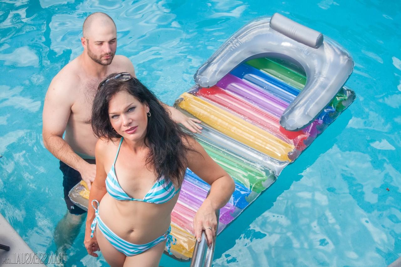 15P Transsensual com David Chase e Gina Hart Naked Photos
