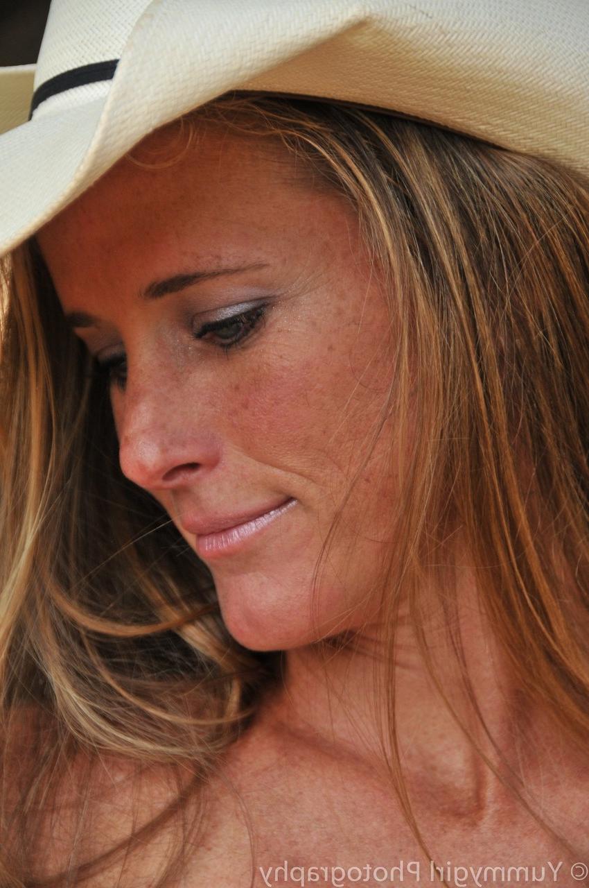 20P A vaqueira alta Sofie Marie tira a roupa na frente de seu cavalo e mostra sua bunda grande