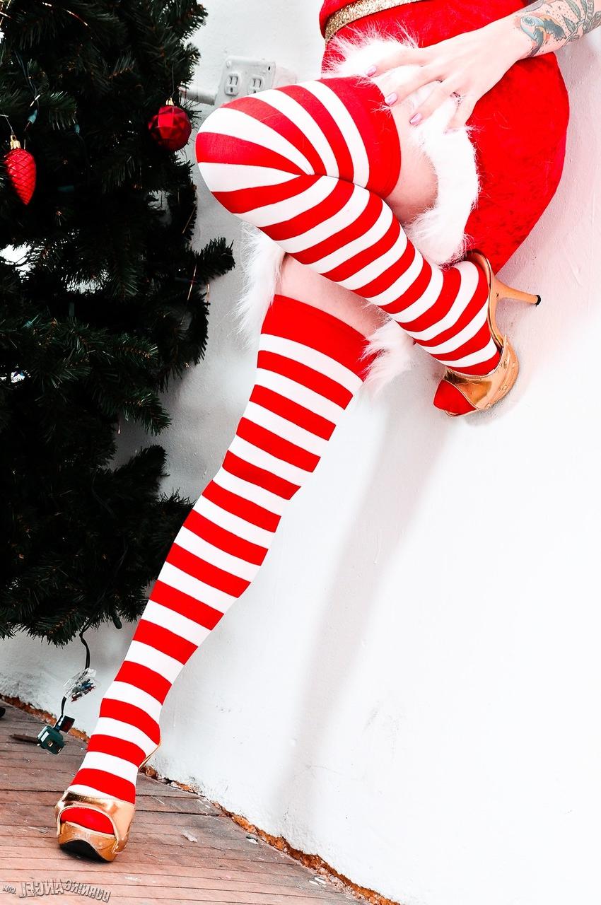 17P Joanna Angel celebra Navidad y cumpleaños el mismo día haciendo un striptease caliente