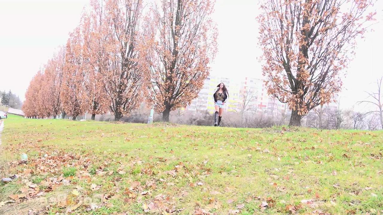 15P La chica solitaria Isabel Dark mea detrás de un camión volquete en la carretera