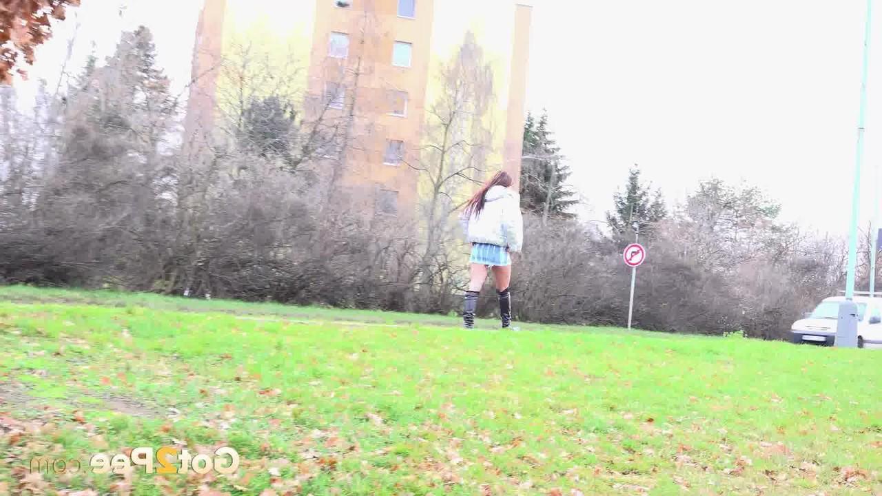 15P La chica solitaria Isabel Dark mea detrás de un camión volquete en la carretera