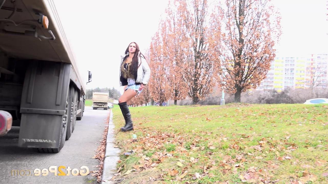 15P La chica solitaria Isabel Dark mea detrás de un camión volquete en la carretera