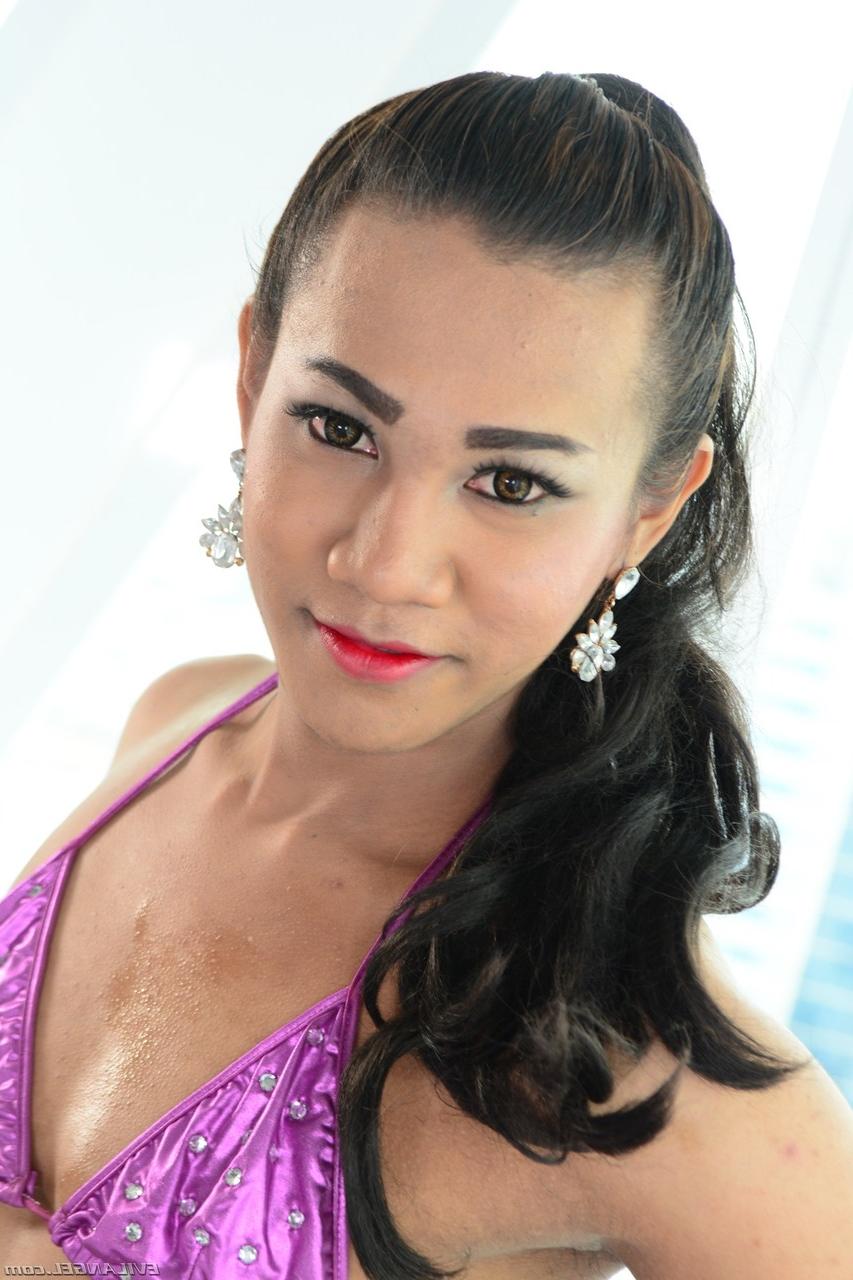 17P Ladyboy de peito chato Diji brinca com seu pau um pouco curvilíneo