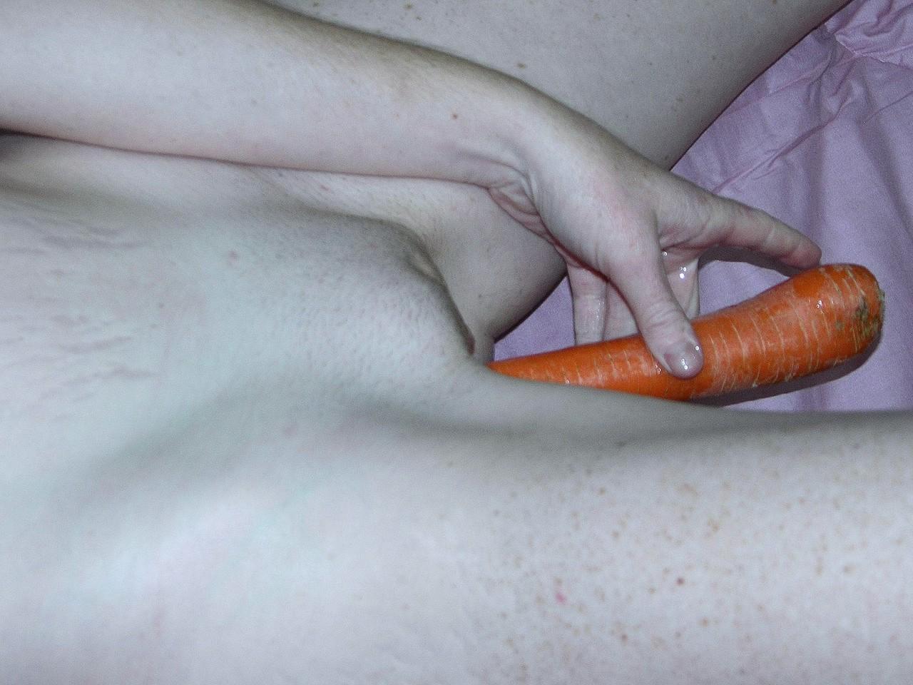 20P La traviesa MILF Navaya juega con su coño afeitado con verduras en un pervertido solo