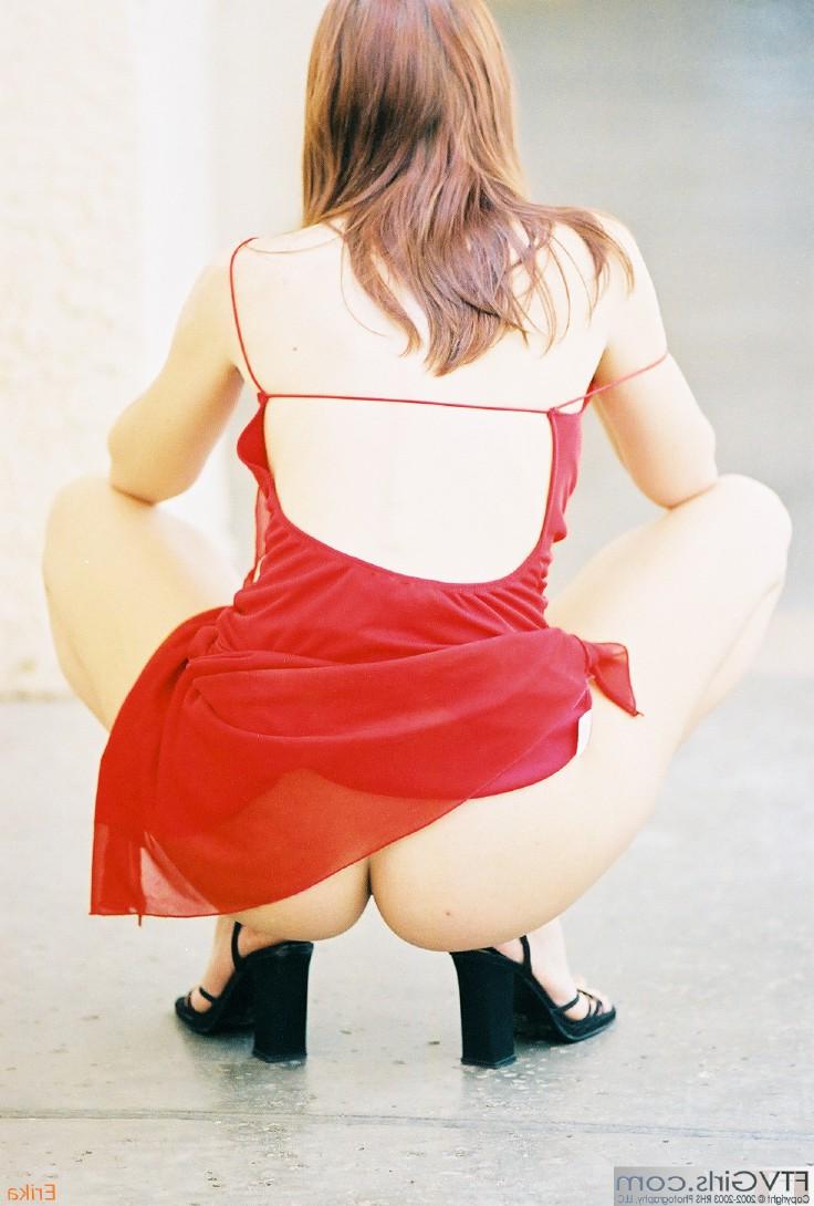 20P La nena sin bragas Erika muestra su coño mientras posa al aire libre con su vestido largo