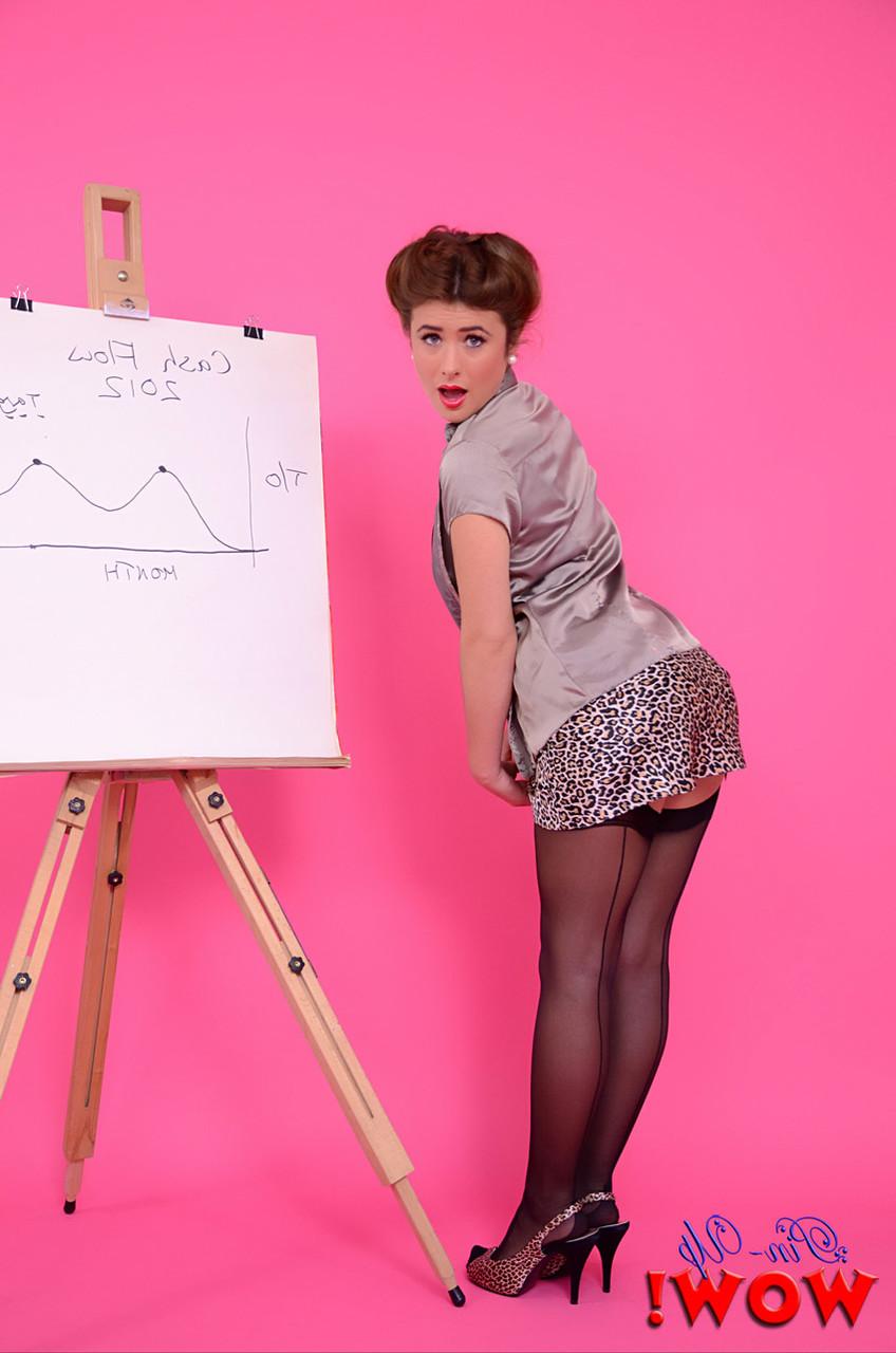 17P A ruiva sexy Kelly Hall deixa o cabelo solto e os peitos lindos soltos em meia-calça