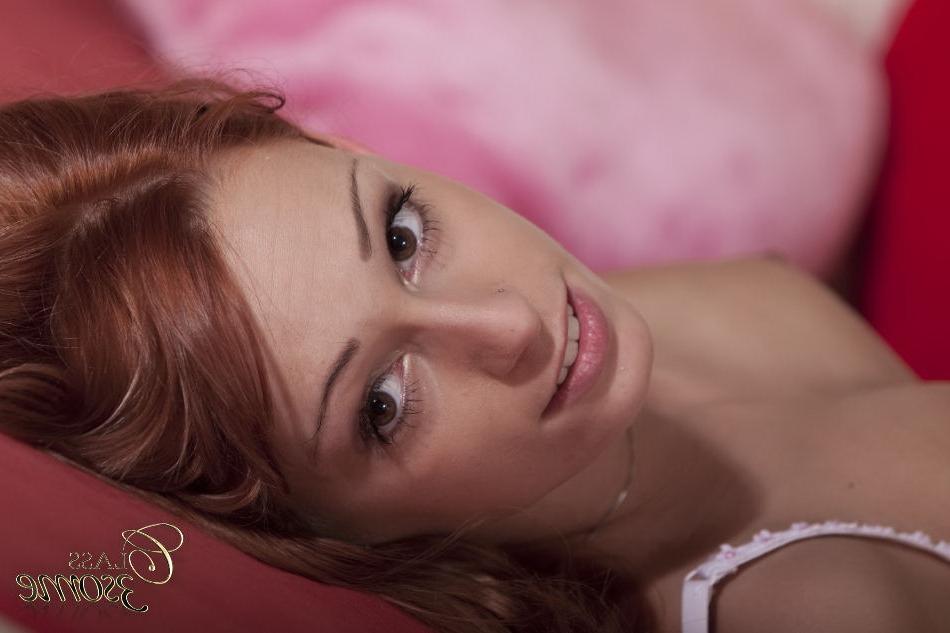 16P Beautiful females suck the jizz from a dick during a double blowjob