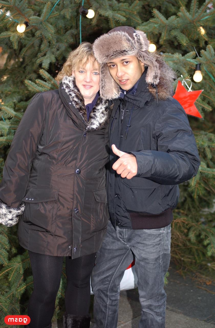 15P クリスマス マーケットで若い男とポーズをとる官能的なドイツ人妻