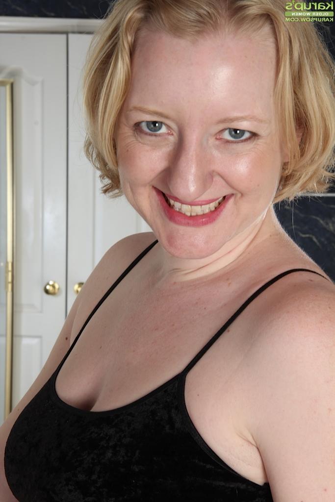 16P Anya Volcov, mannequin européenne mature, exhibe de gros seins naturels.