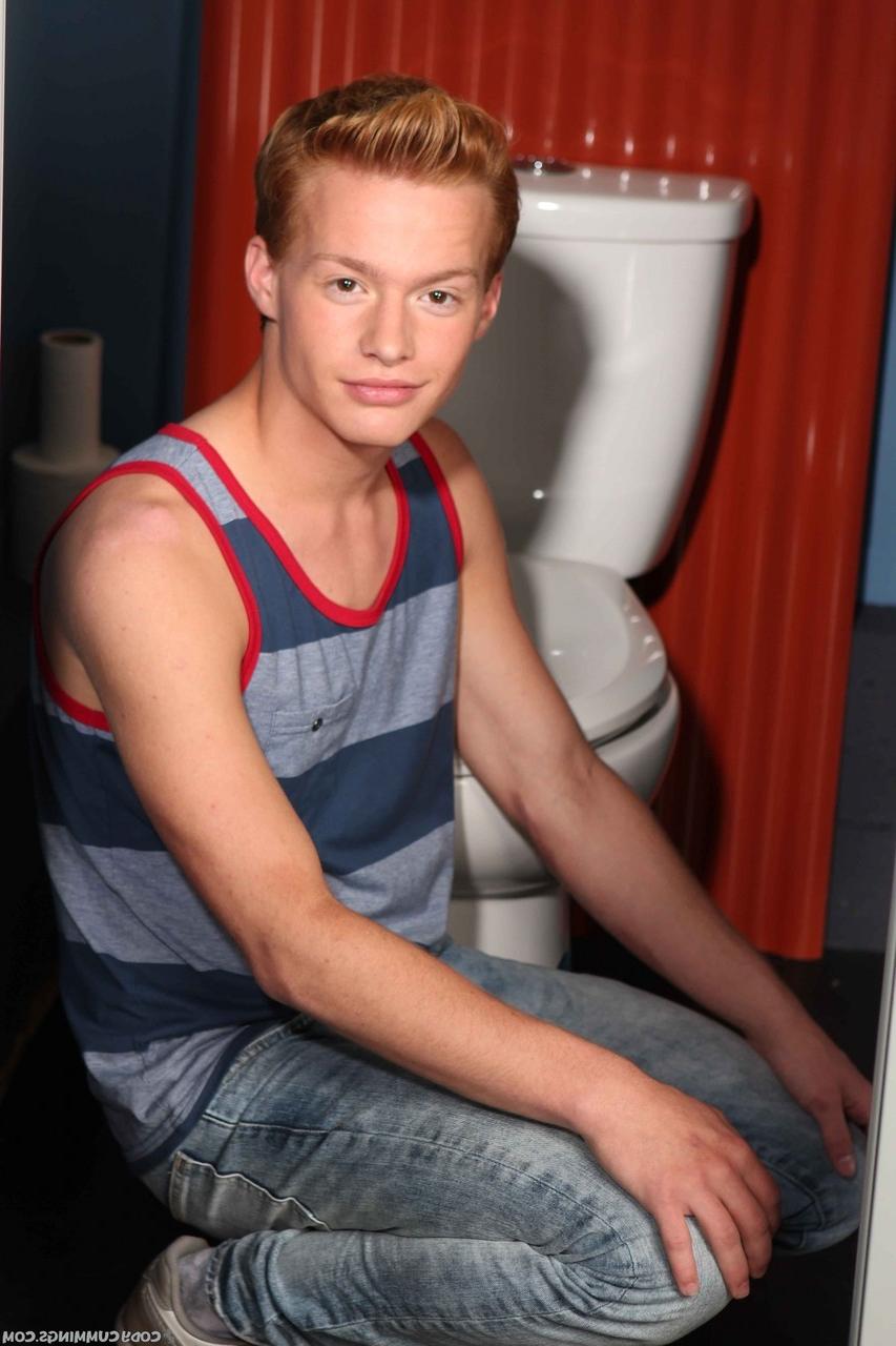 20P Der starke Cody Cummings lässt sich von Billy London den Schwanz durch ein Gloryhole lutschen