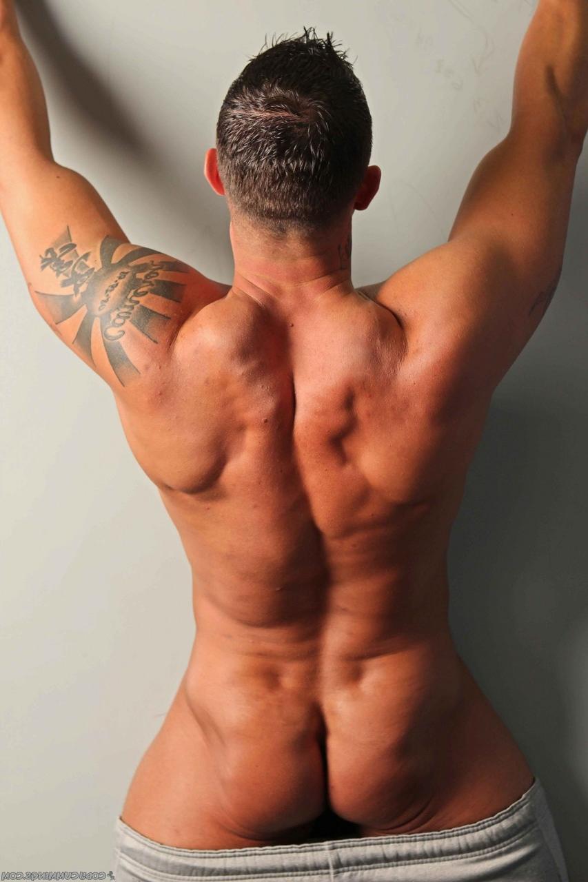 20P Der starke Cody Cummings lässt sich von Billy London den Schwanz durch ein Gloryhole lutschen