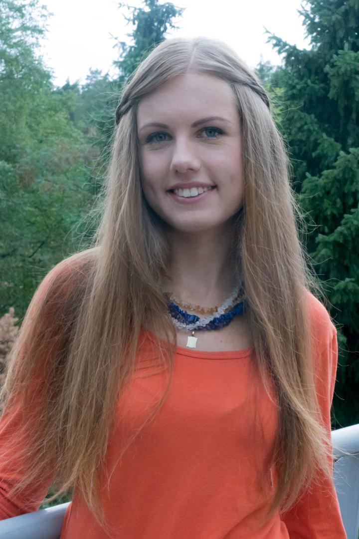 16P Das süße Hippie-Mädchen Lussy zieht ihren geschmeidigen Teenie-Körper aus, um alleine zu masturbieren
