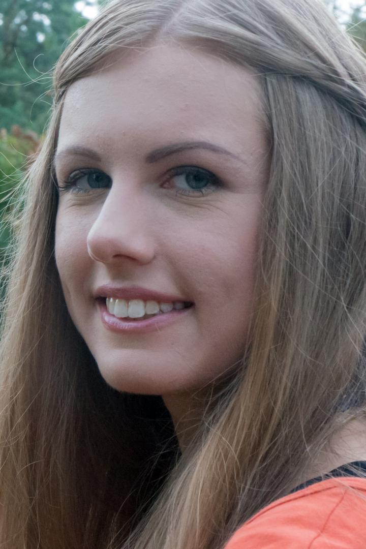 16P Das süße Hippie-Mädchen Lussy zieht ihren geschmeidigen Teenie-Körper aus, um alleine zu masturbieren
