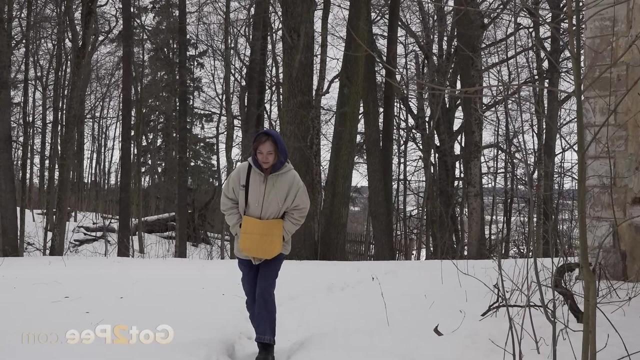 15P White girl Nastya gets caught with her pants down while peeing on the snow
