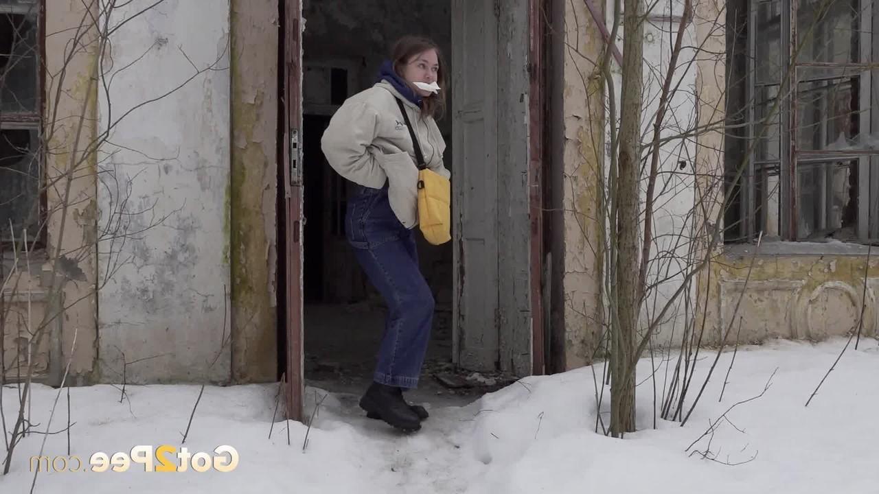 15P White girl Nastya gets caught with her pants down while peeing on the snow