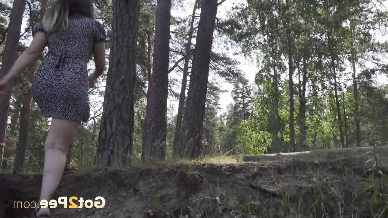 15P La chica caucásica Diana muestra su gran trasero mientras orina cerca del bosque