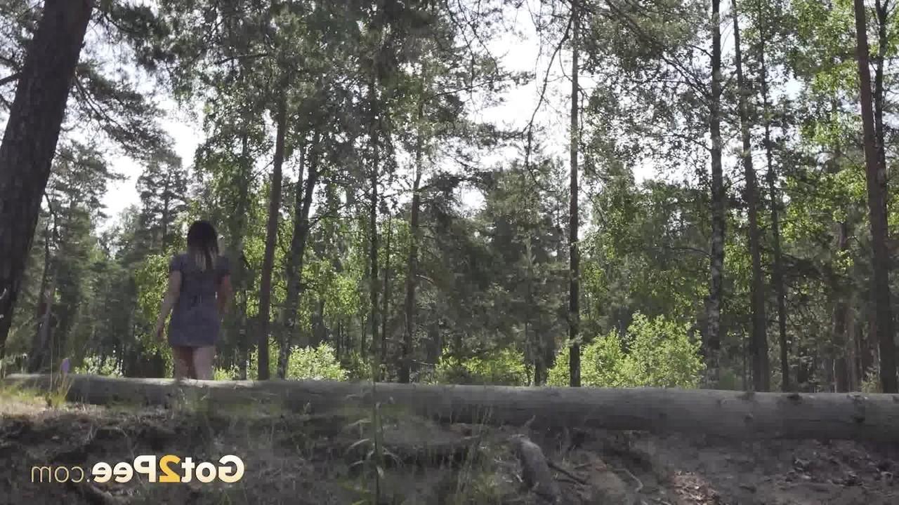 15P La chica caucásica Diana muestra su gran trasero mientras orina cerca del bosque