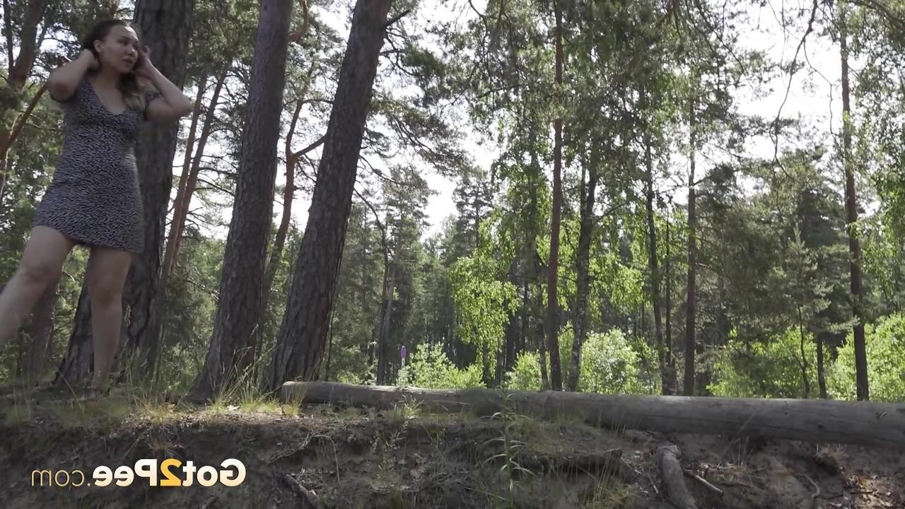 15P La chica caucásica Diana muestra su gran trasero mientras orina cerca del bosque