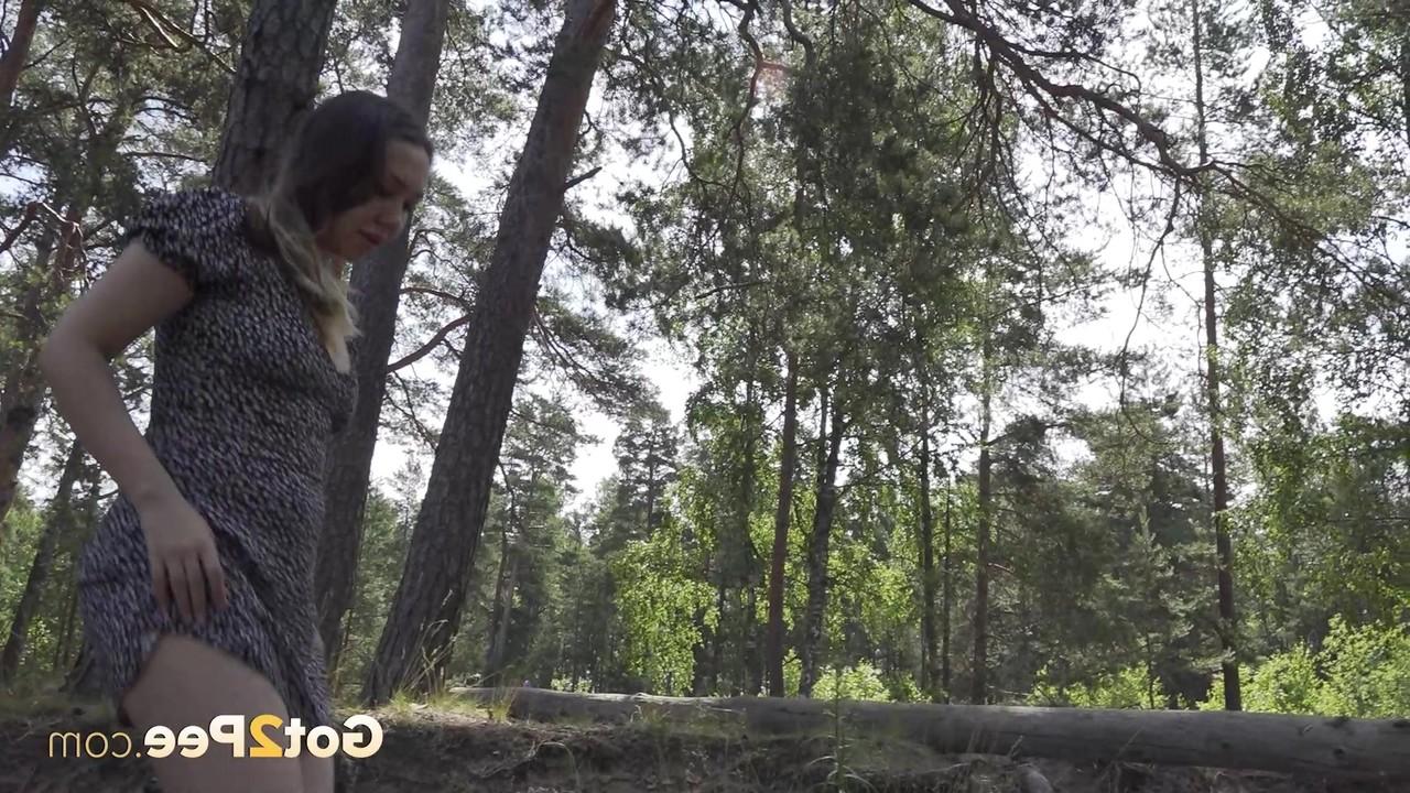 15P La chica caucásica Diana muestra su gran trasero mientras orina cerca del bosque