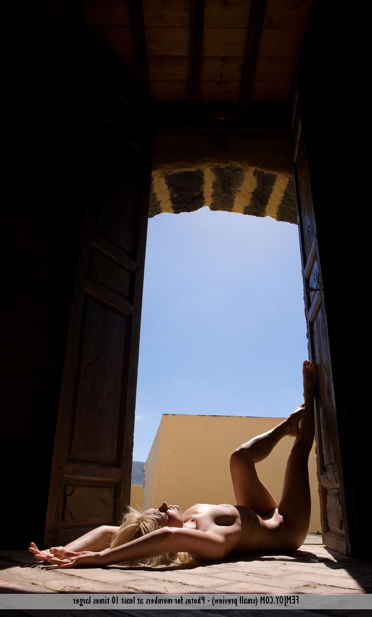 16P La joven rubia caliente Jane hace fantásticas poses desnuda en una puerta