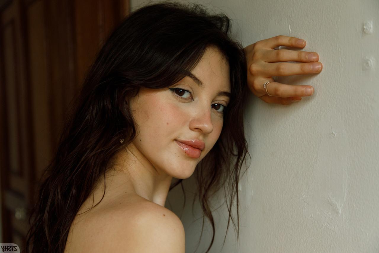 13P La flaca roselina andee muestra sus pequeñas tetas y su pequeño trasero