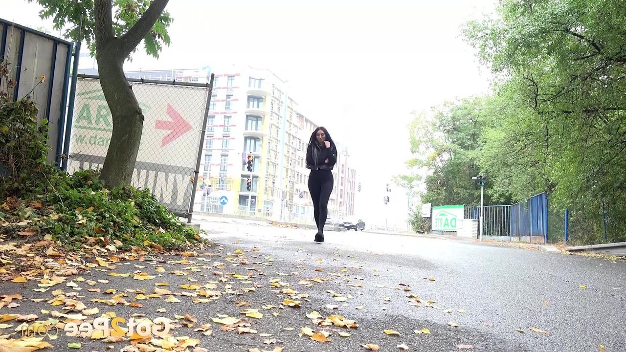 14P La chica morena Shalina Shine hace un pis muy necesario en las hojas en público