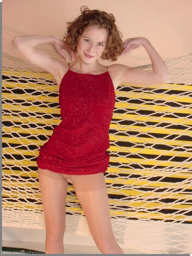 20P A adolescente morena Angeline tira o vestido vermelho e exibe a bunda em meia-calça